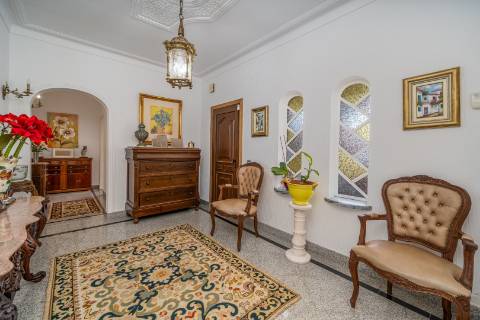 Moradia T4 com piscina e garagem