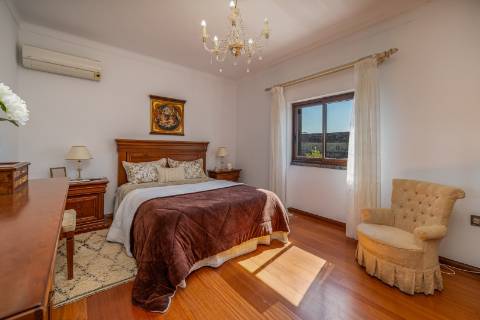 Moradia T4 com piscina e garagem