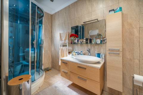 Moradia T4 com piscina e garagem