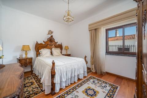 Moradia T4 com piscina e garagem