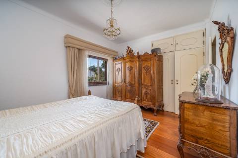 Moradia T4 com piscina e garagem