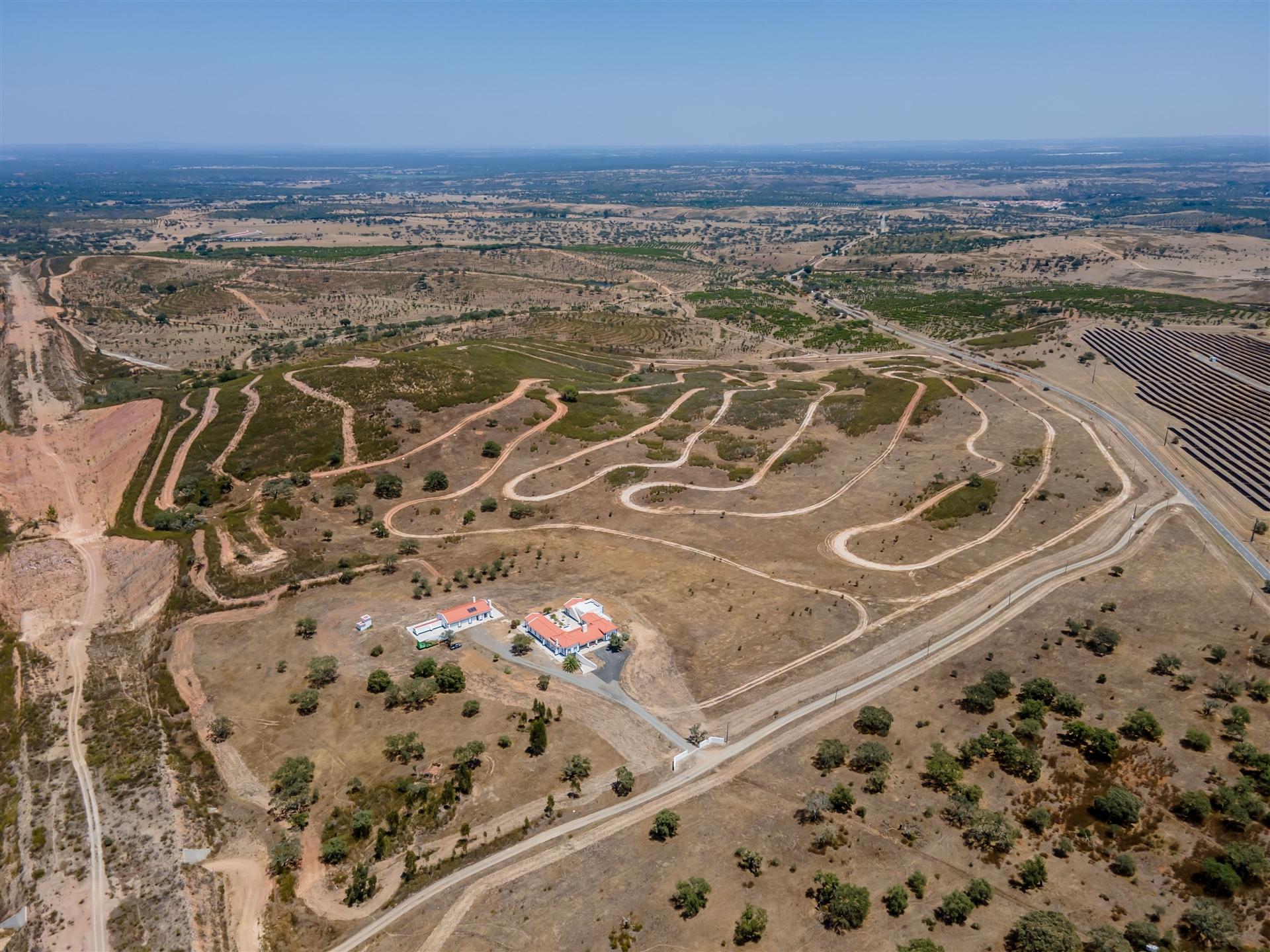 Monte alentejano com 28 hectares