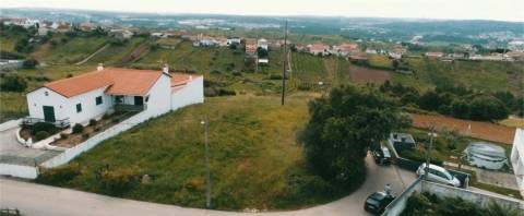 Terreno para construção de Três moradias Geminadas V3 de arquitetura moderna