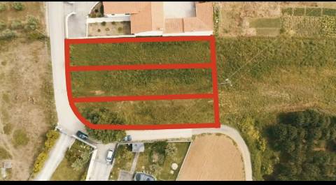 Terreno para construção de Três moradias Geminadas V3 de arquitetura moderna