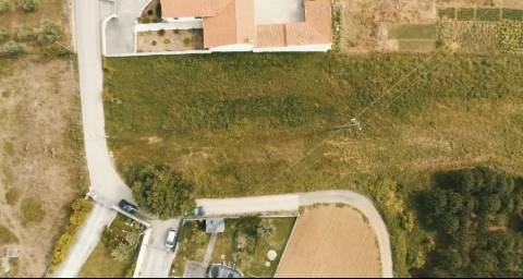 Terreno para construção de Três moradias Geminadas V3 de arquitetura moderna