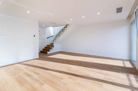 Apartamento T3 Duplex na Urbanização Quinta dos Capuchos, Leiria