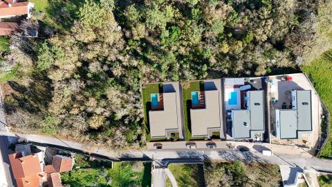 Moradia T3+1 Térrea Nova – Construção Moderna e Sustentável com vista para a Serra