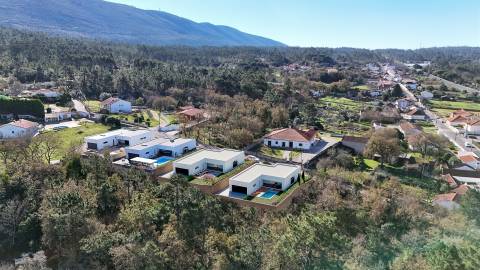 Moradia T3+1 Térrea Nova – Construção Moderna e Sustentável com vista para a Serra