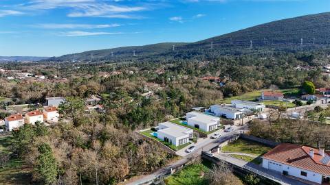 Moradia T3+1 Térrea Nova – Construção Moderna e Sustentável com vista para a Serra