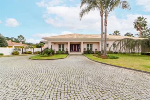 Moradia de Luxo T4 em Cerca, Maceira