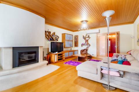 Moradia de Luxo T4 em Cerca, Maceira