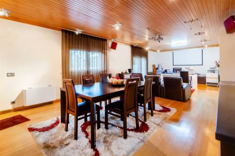 Moradia de Luxo T4 em Cerca, Maceira