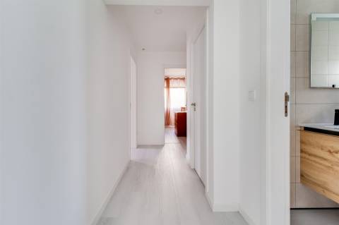 Apartamento T3 totalmente remodelado, no Centro de Pataias