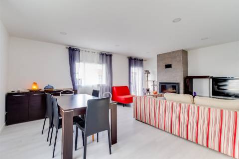 Apartamento T3 totalmente remodelado, no Centro de Pataias