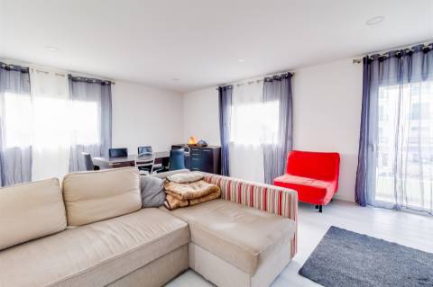 Apartamento T3 totalmente remodelado, no Centro de Pataias