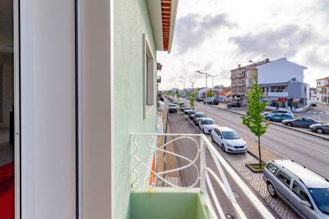 Apartamento T3 totalmente remodelado, no Centro de Pataias