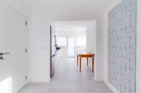 Apartamento T3 totalmente remodelado, no Centro de Pataias