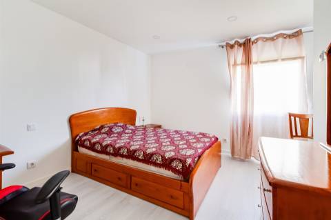 Apartamento T3 totalmente remodelado, no Centro de Pataias