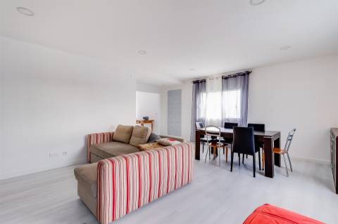 Apartamento T3 totalmente remodelado, no Centro de Pataias