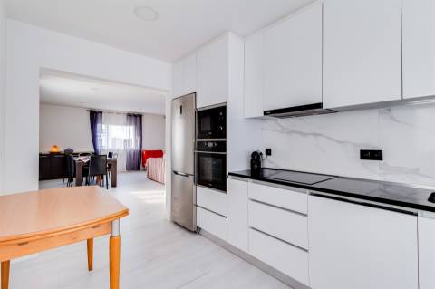 Apartamento T3 totalmente remodelado, no Centro de Pataias