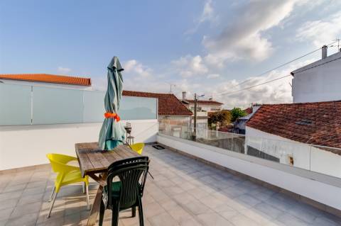 Apartamento T3 totalmente remodelado, no Centro de Pataias