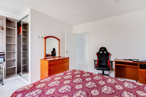 Apartamento T3 totalmente remodelado, no Centro de Pataias