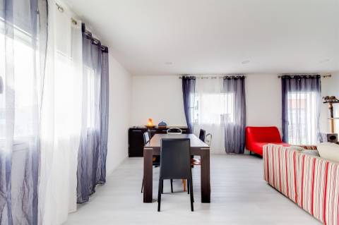 Apartamento T3 totalmente remodelado, no Centro de Pataias