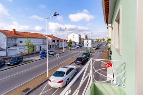 Apartamento T3 totalmente remodelado, no Centro de Pataias