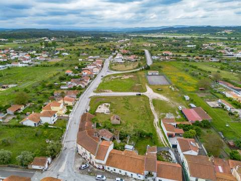 Lote de Terreno com  2882 m², para Construção de Moradias Unifamiliar!