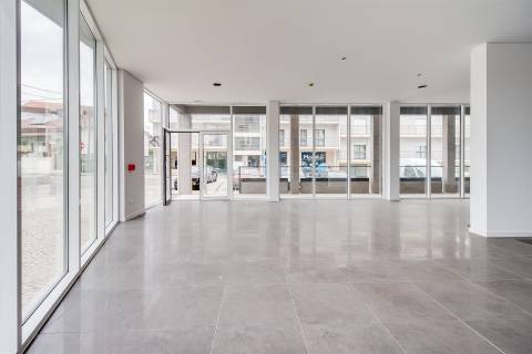 Loja de Rua em Zona Pedonal – Meirinhas, Pombal