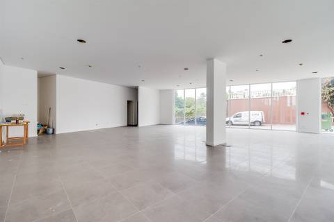 Loja de Rua em Zona Pedonal – Meirinhas, Pombal