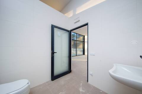 Armazéns e Escritórios Novos em Maceira – Leiria