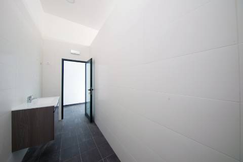 Armazéns e Escritórios Novos em Maceira – Leiria