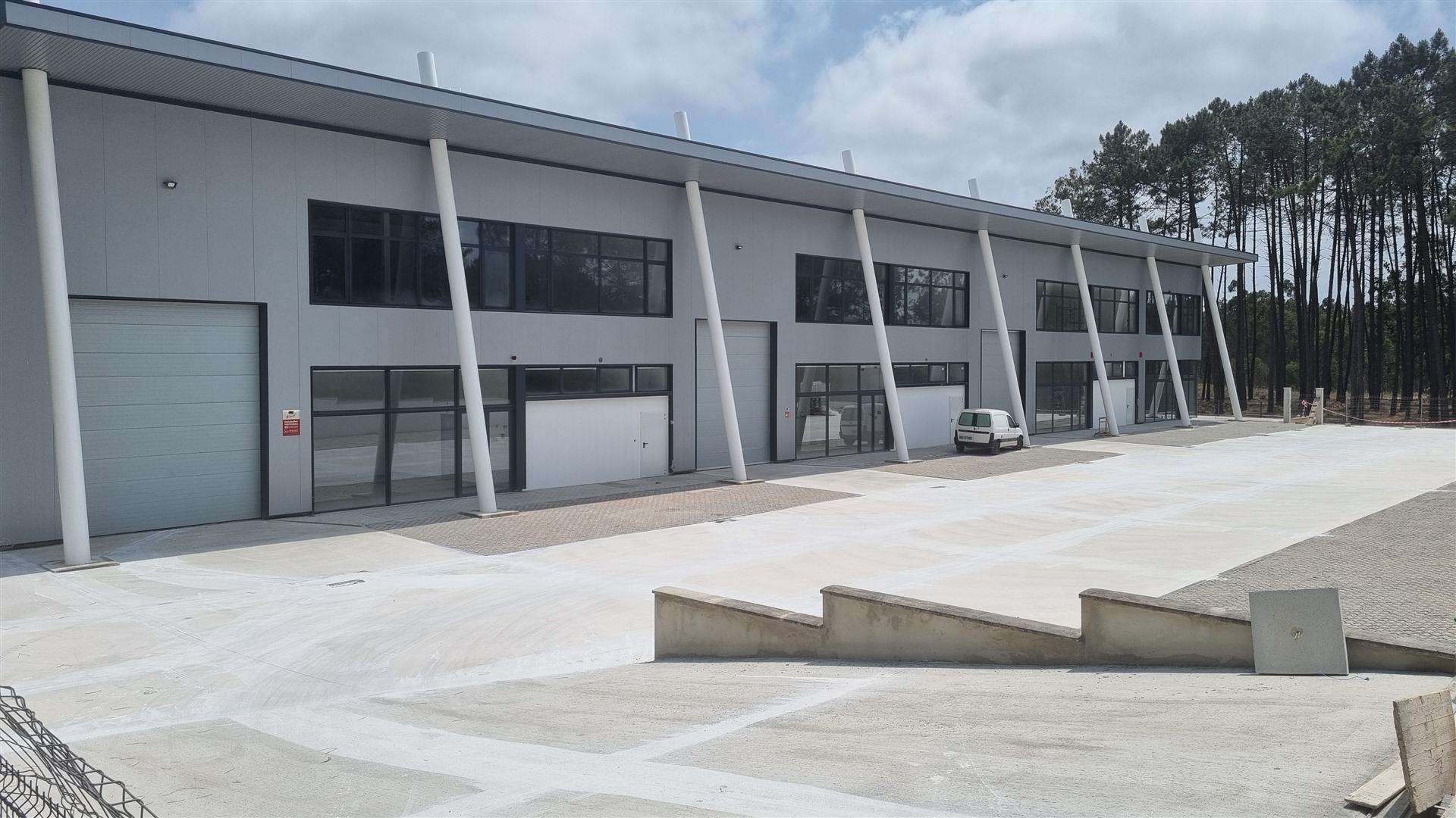 Armazéns e Escritórios Novos em Maceira – Leiria