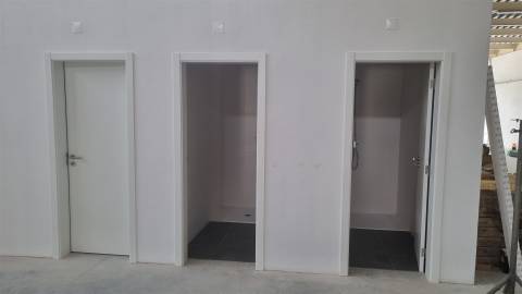 Armazéns e Escritórios Novos em Maceira – Leiria