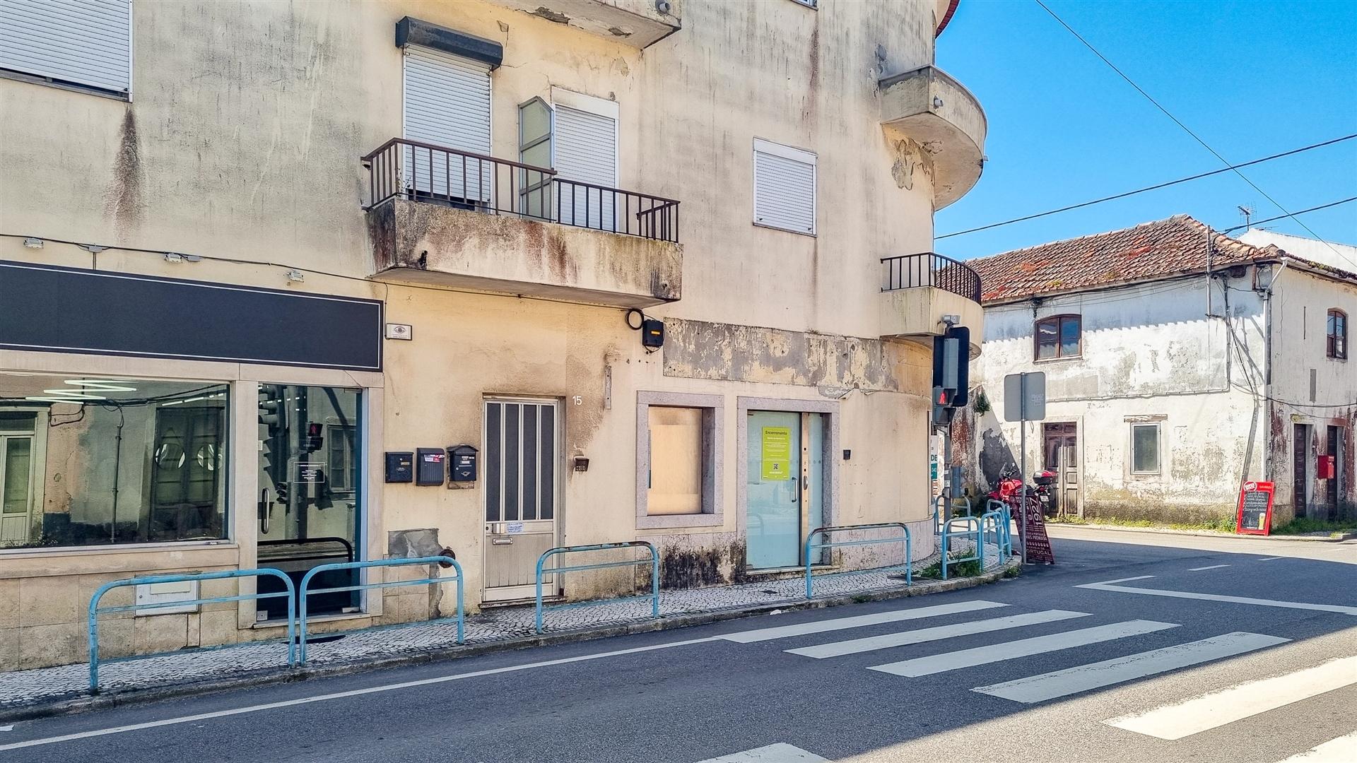 Loja para Venda na Maceira – Leiria | Localização de Excelência