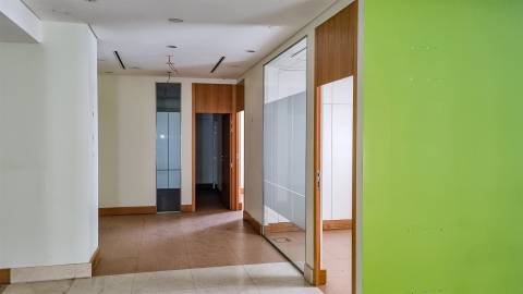 Loja para Venda na Maceira – Leiria | Localização de Excelência