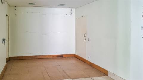 Loja para Venda na Maceira – Leiria | Localização de Excelência