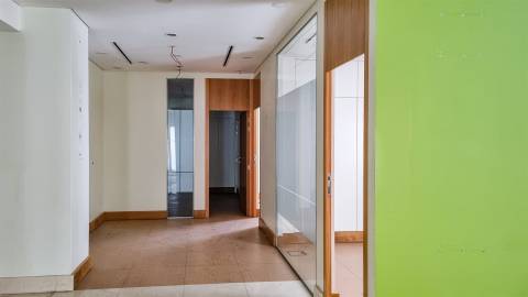 Loja para Venda na Maceira – Leiria | Localização de Excelência