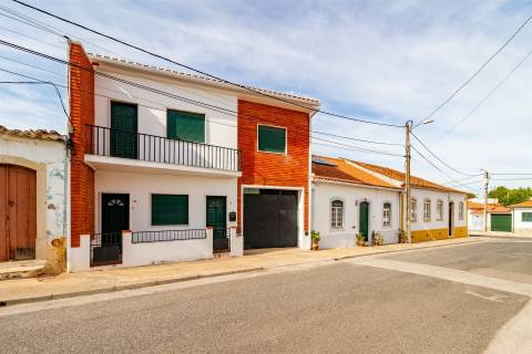 Moradia T5 em Terreno de 410 m² com logradouro e 10 boxes para cavalos - Golegã, Santarém