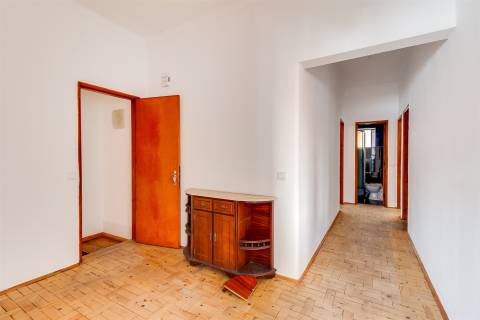 Moradia T5 em Terreno de 410 m² com logradouro e 10 boxes para cavalos - Golegã, Santarém