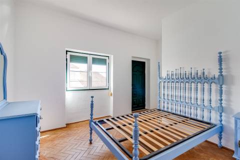 Moradia T5 em Terreno de 410 m² com logradouro e 10 boxes para cavalos - Golegã, Santarém