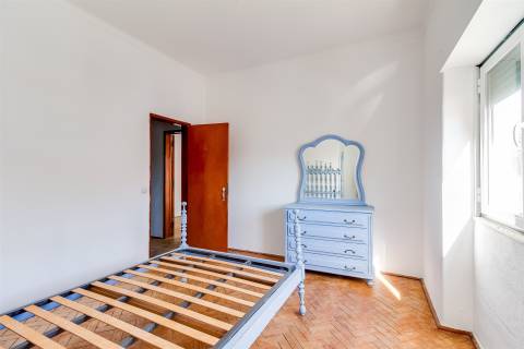 Moradia T5 em Terreno de 410 m² com logradouro e 10 boxes para cavalos - Golegã, Santarém