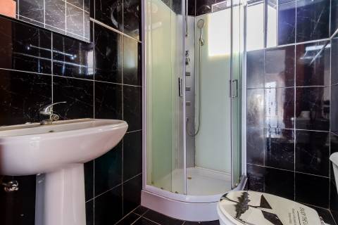 Moradia T5 em Terreno de 410 m² com logradouro e 10 boxes para cavalos - Golegã, Santarém