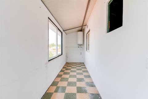 Moradia T5 em Terreno de 410 m² com logradouro e 10 boxes para cavalos - Golegã, Santarém