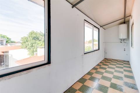 Moradia T5 em Terreno de 410 m² com logradouro e 10 boxes para cavalos - Golegã, Santarém