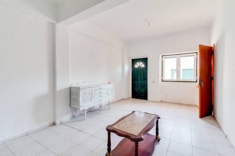 Moradia T5 em Terreno de 410 m² com logradouro e 10 boxes para cavalos - Golegã, Santarém