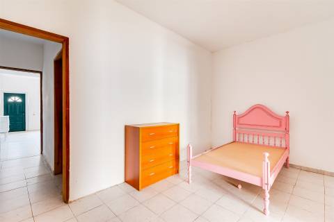 Moradia T5 em Terreno de 410 m² com logradouro e 10 boxes para cavalos - Golegã, Santarém