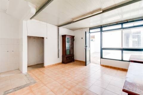 Moradia T5 em Terreno de 410 m² com logradouro e 10 boxes para cavalos - Golegã, Santarém