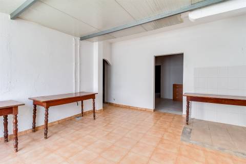 Moradia T5 em Terreno de 410 m² com logradouro e 10 boxes para cavalos - Golegã, Santarém